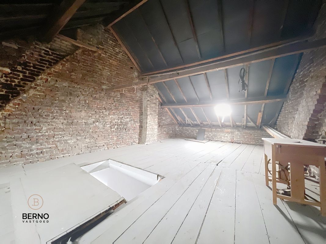 Te renoveren, ruime rijwoning met tuin en garageboxen foto 19