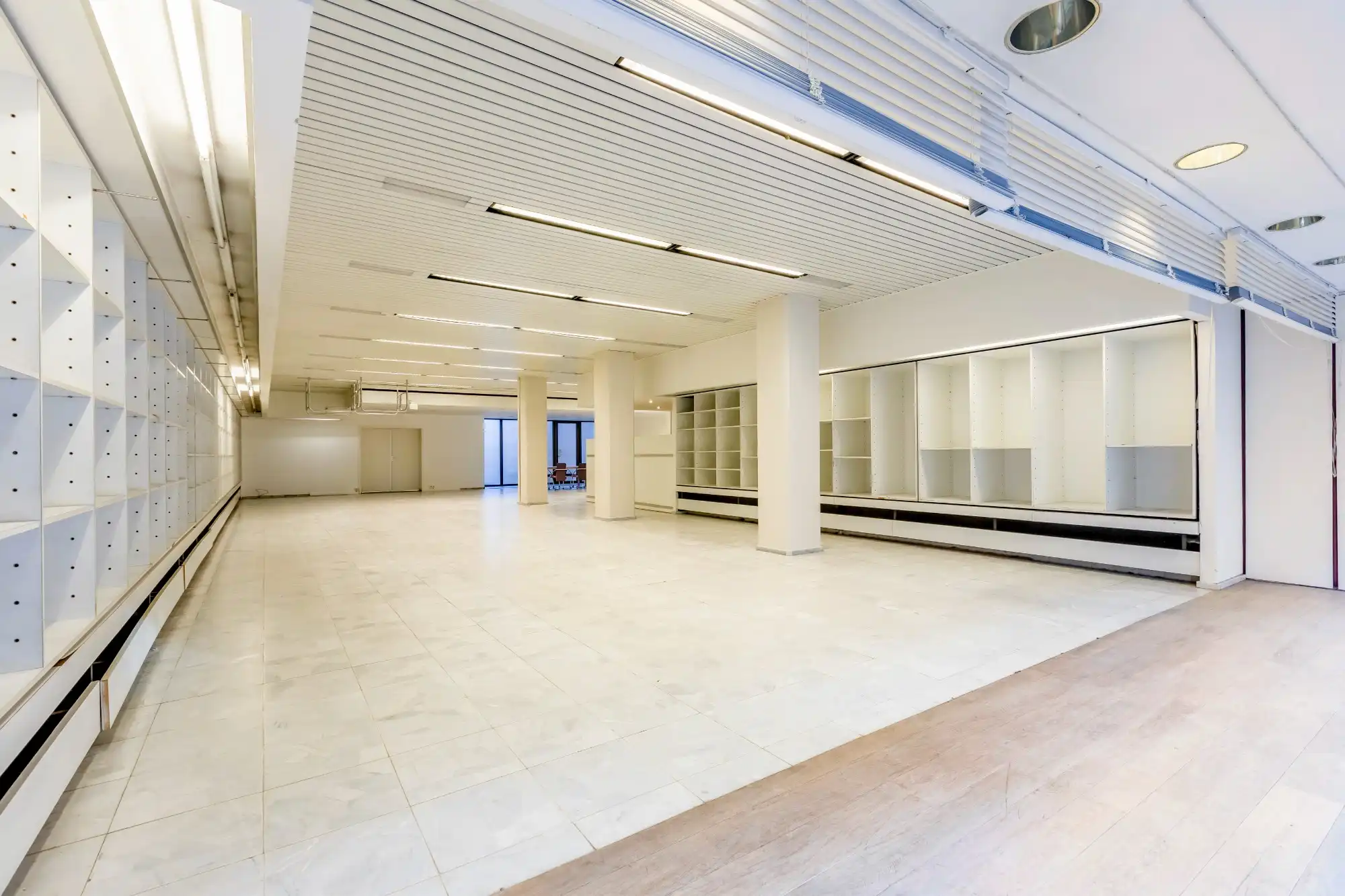 Commercieel handelsgelijkvloers met interessante straatbreedte foto 10