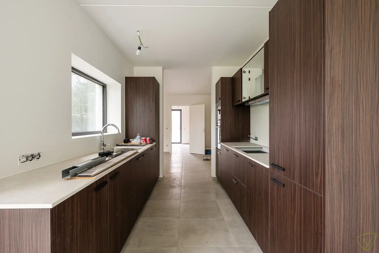 Moderne nieuwbouwwoning met tuin en zonnig terras in groene omgeving foto 5