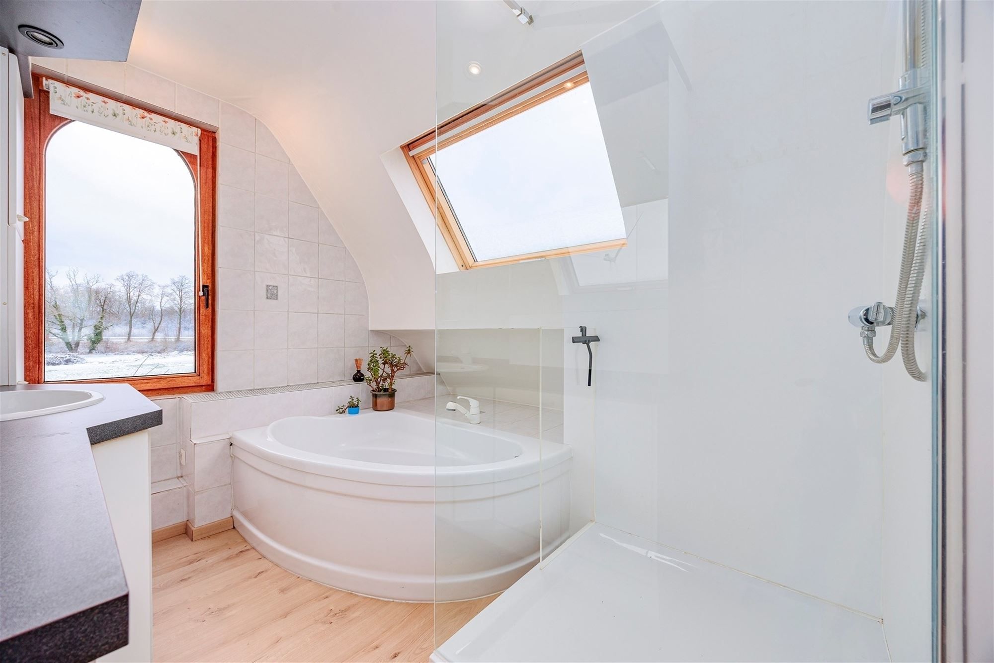 Instapklare woning met grote tuin en prachtig zicht op weilanden foto 16