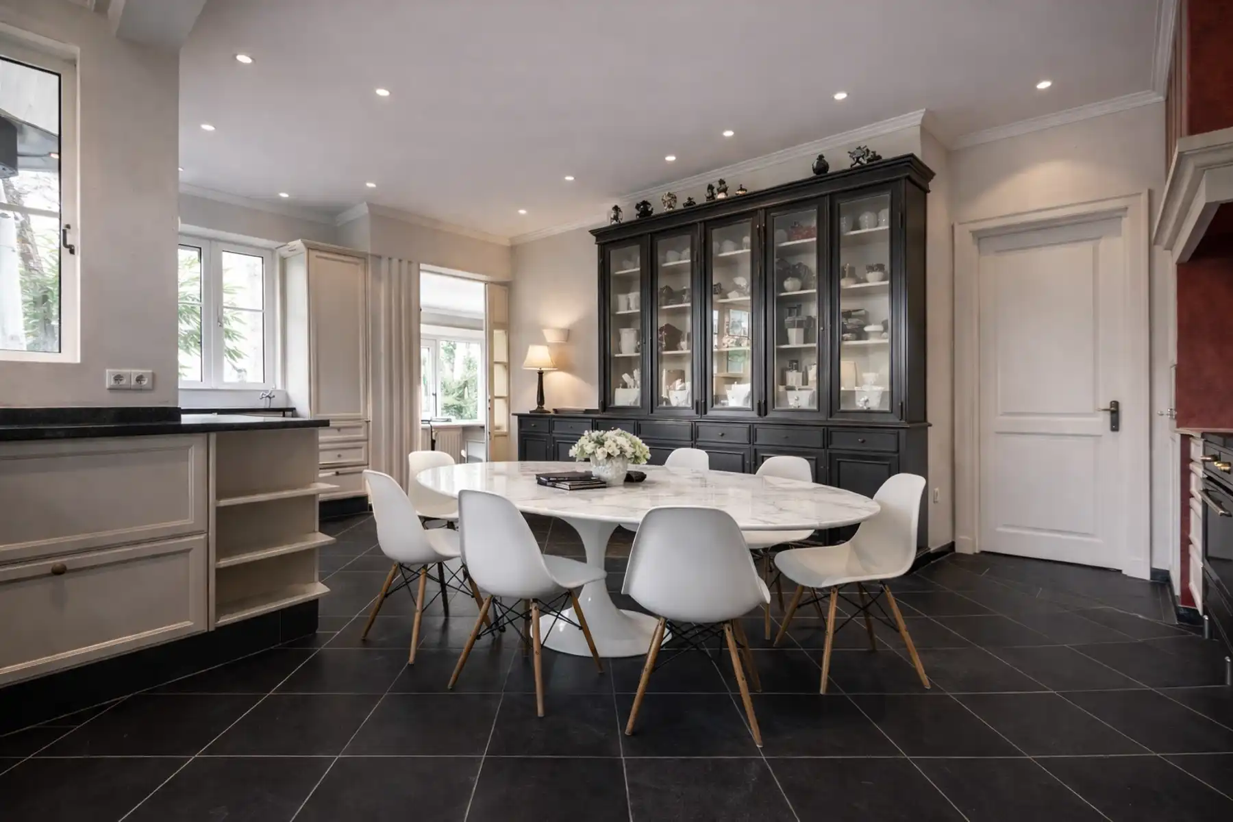 Unieke villa met 4 slpks, 3 bdks, riante garage & guesthouse foto 13