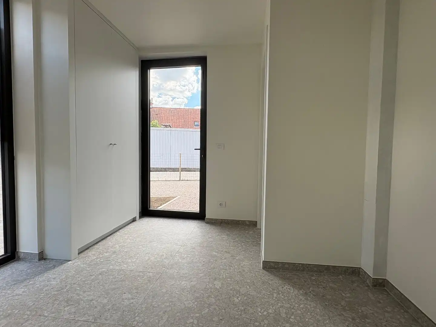 Nieuwbouwwoning E-peil 5 met terras en grote aangelegde tuin, gelegen in het woonproject Lijstergalm in Kuurne. foto 8