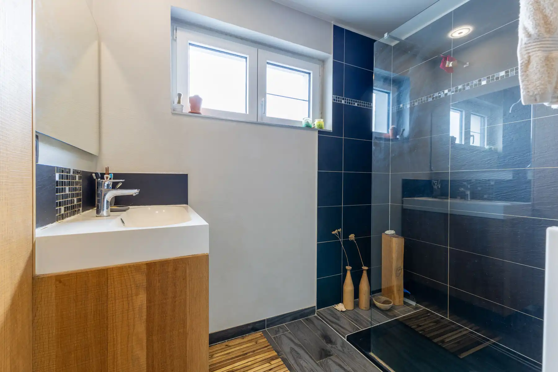 Goed gelegen woning met ruime loods foto 18