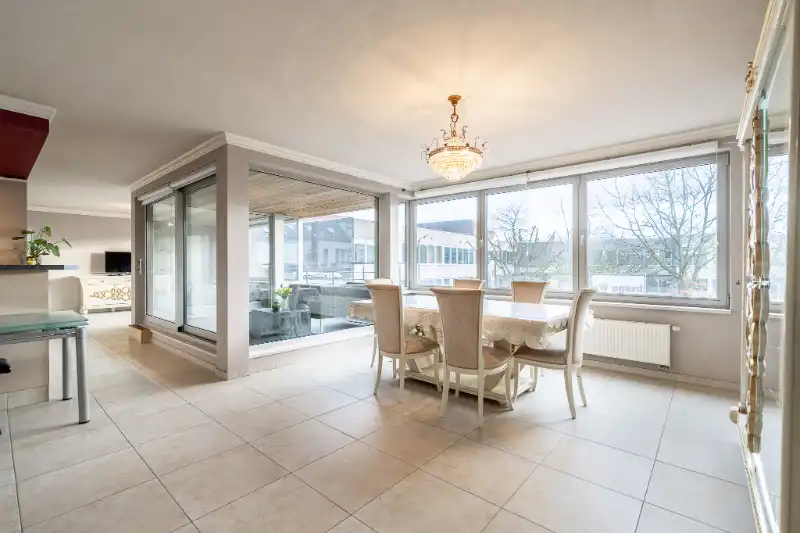 Ruim appartement (145m²) met 3 slaapkamers foto 2