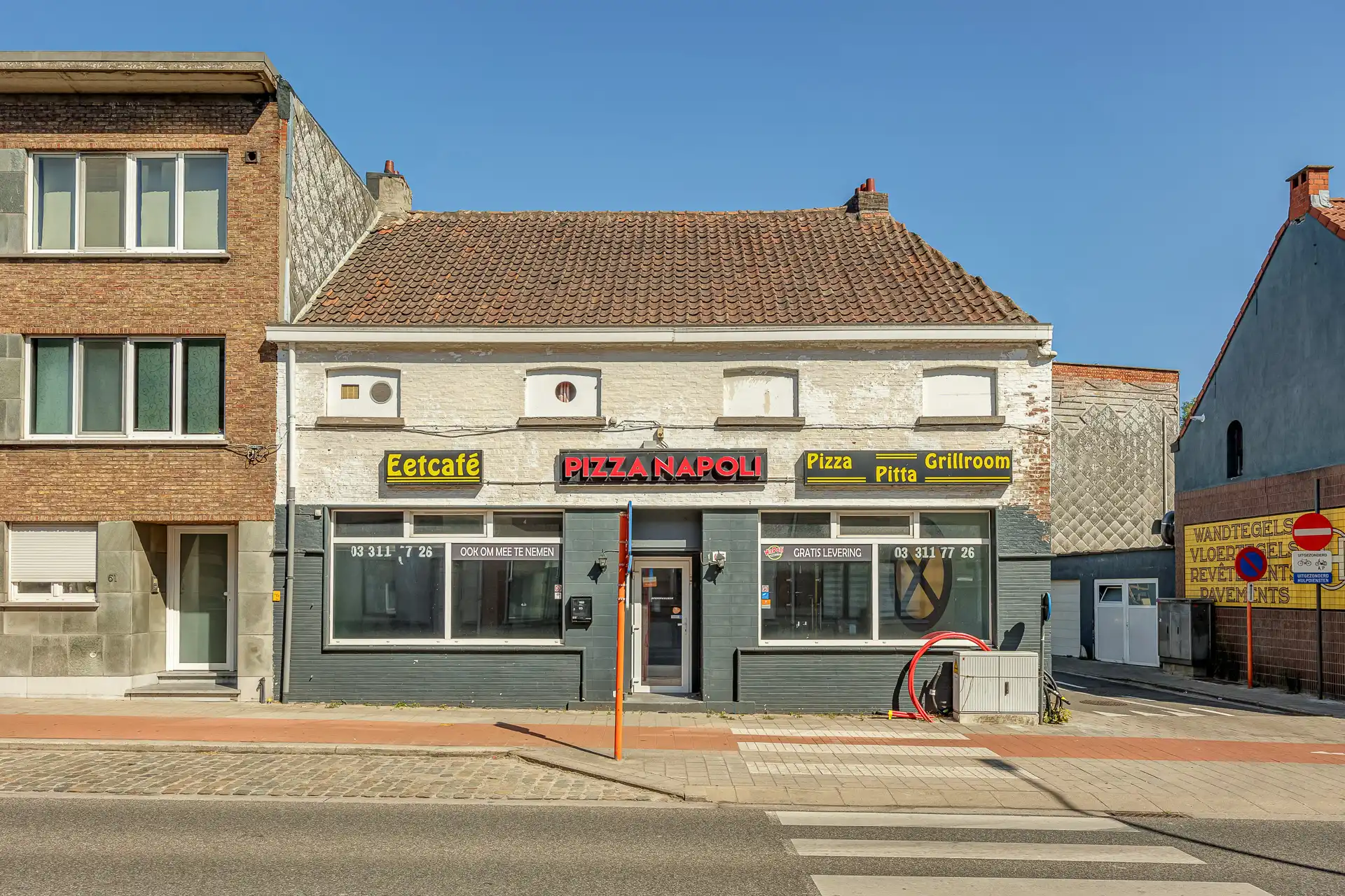 Te renoveren halfopen bebouwing: handel & appartement foto {{pictureIndex}}