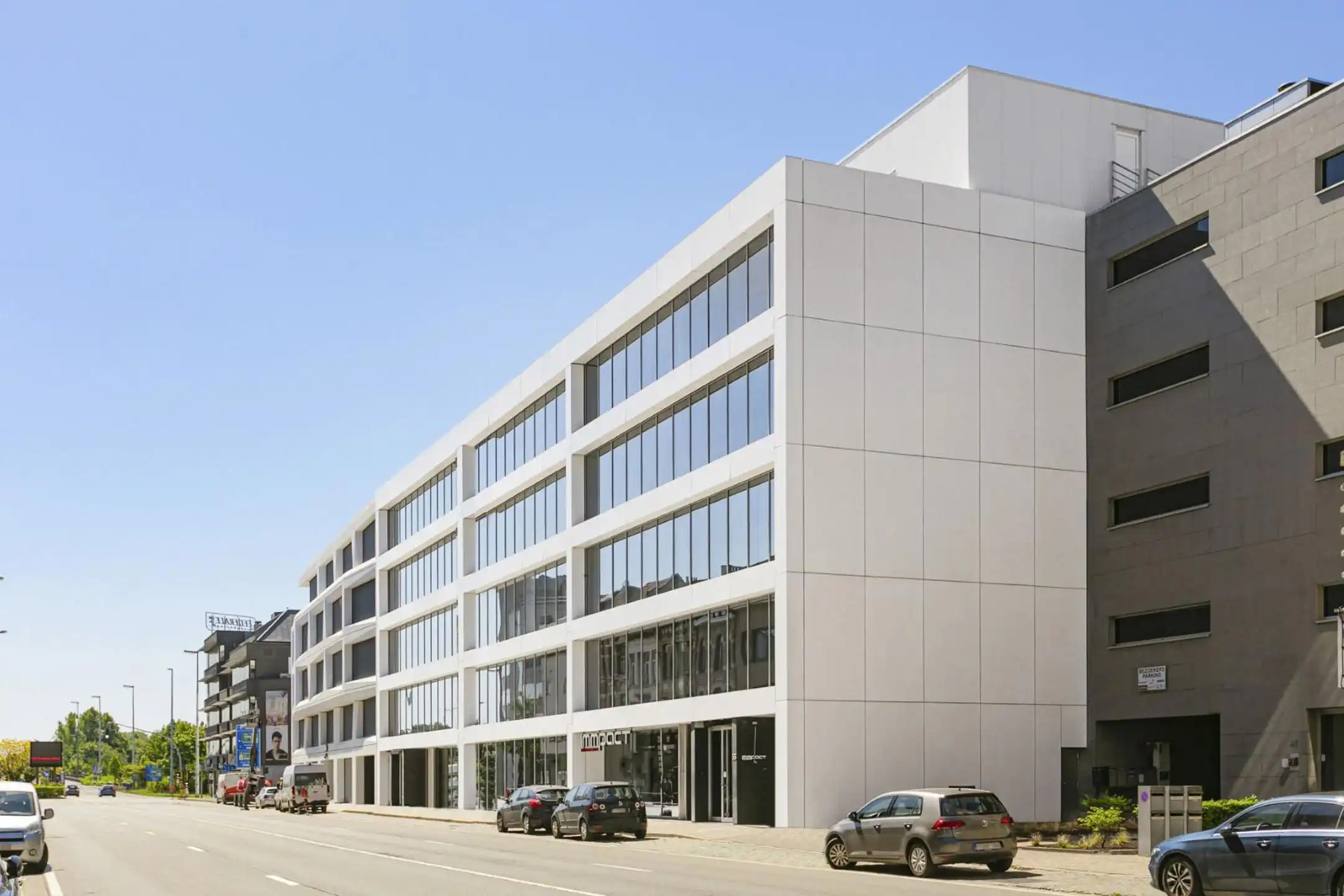 Modern gelijkvloers kantoor te huur te Antwerpen-Berchem foto {{pictureIndex}}