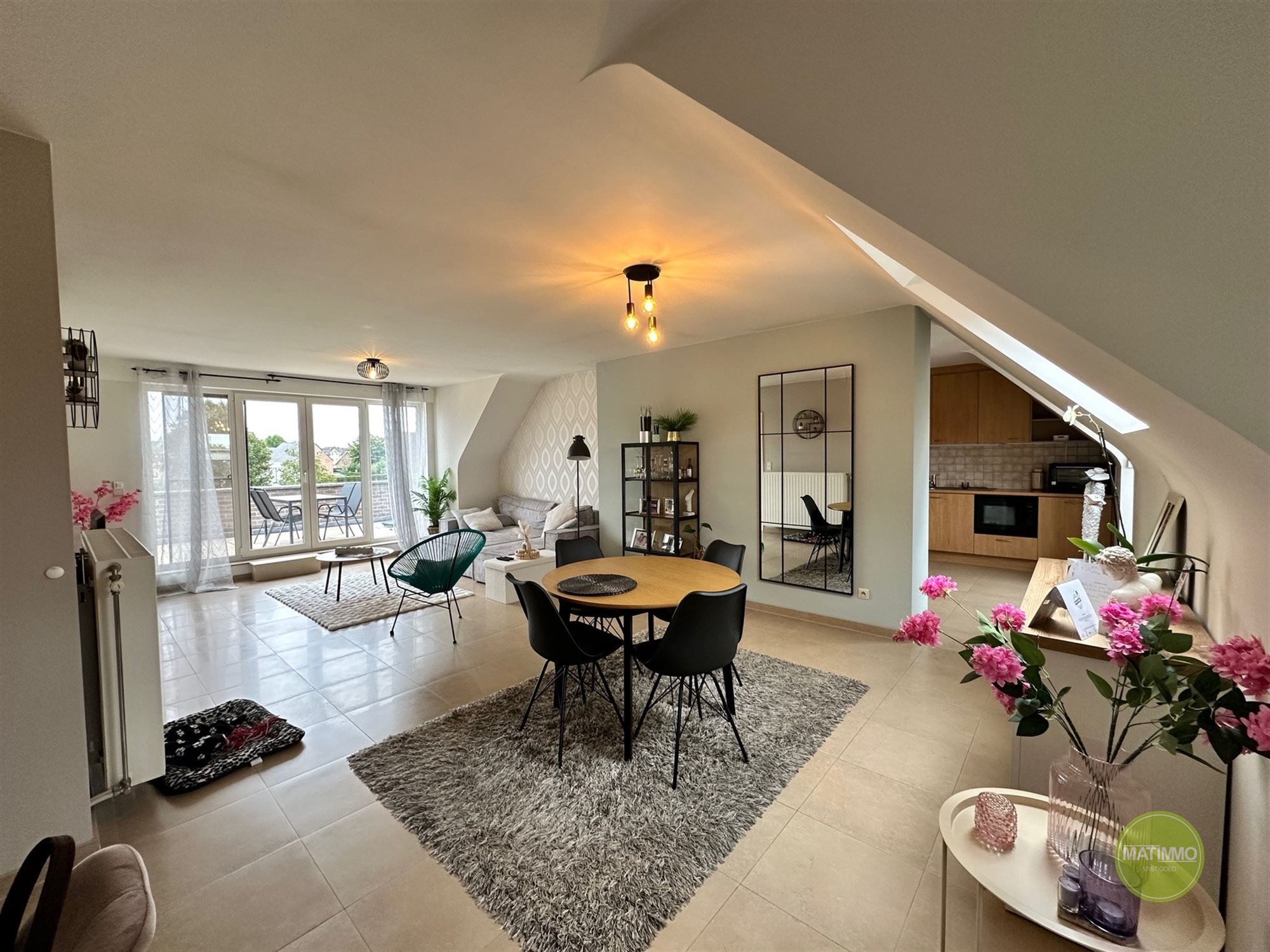 Ruim en licht 2-slaapkamerappartement met buitengewoon terras in het hart van Balen. foto 3