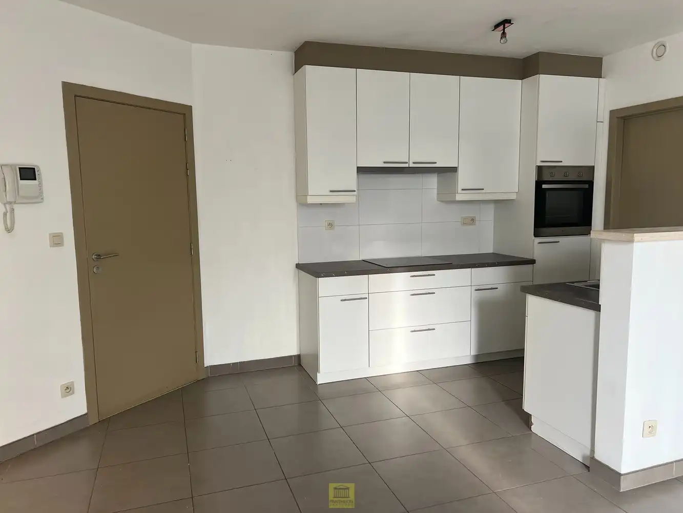 Instapklaar gelijkvloers - 2 slaapkamers - Op toplocatie foto 3