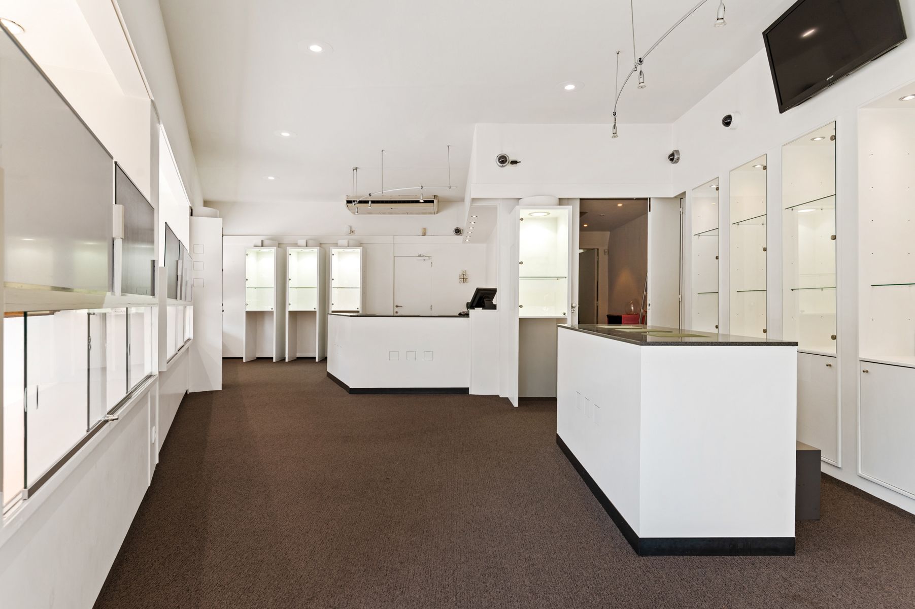 Zeer ruim handelshuis op top locatie in Merksem foto 2