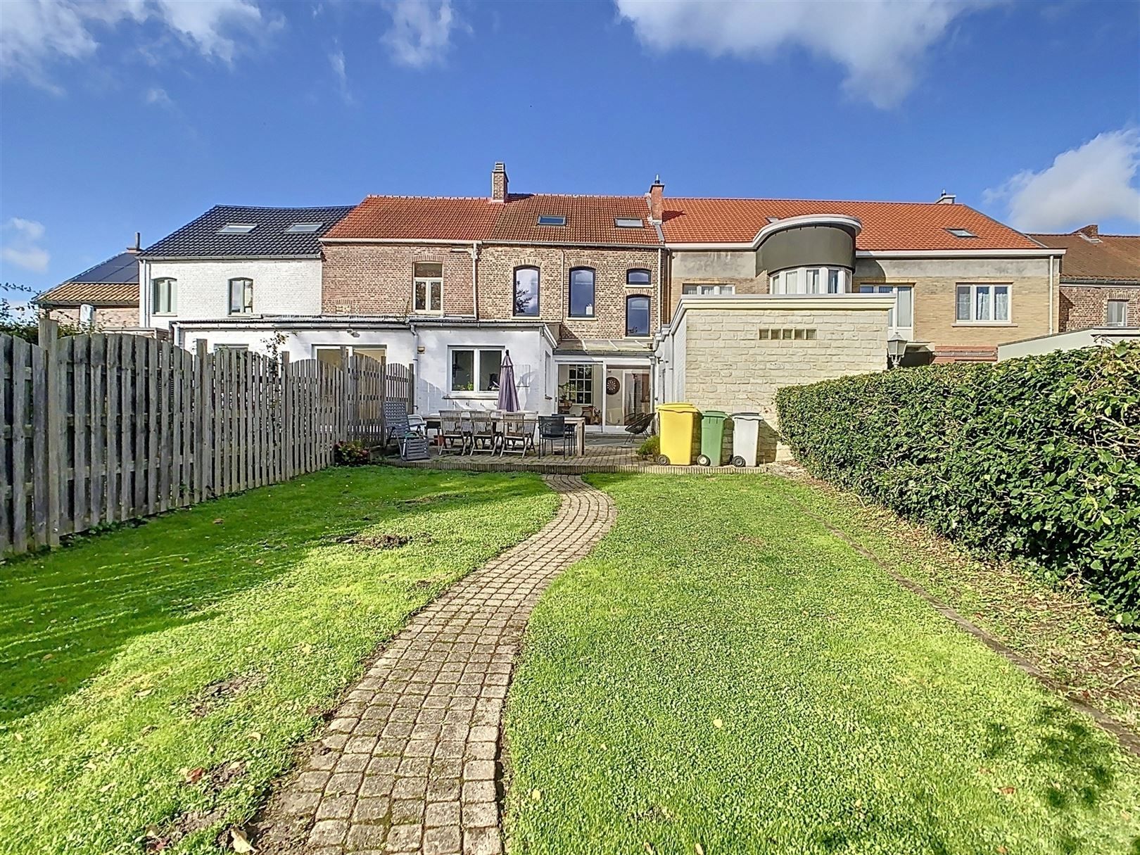 Ruime stadswoning, 4 slpks, 2 bdks, tuin, bijgebouw, 4a 46ca foto {{pictureIndex}}
