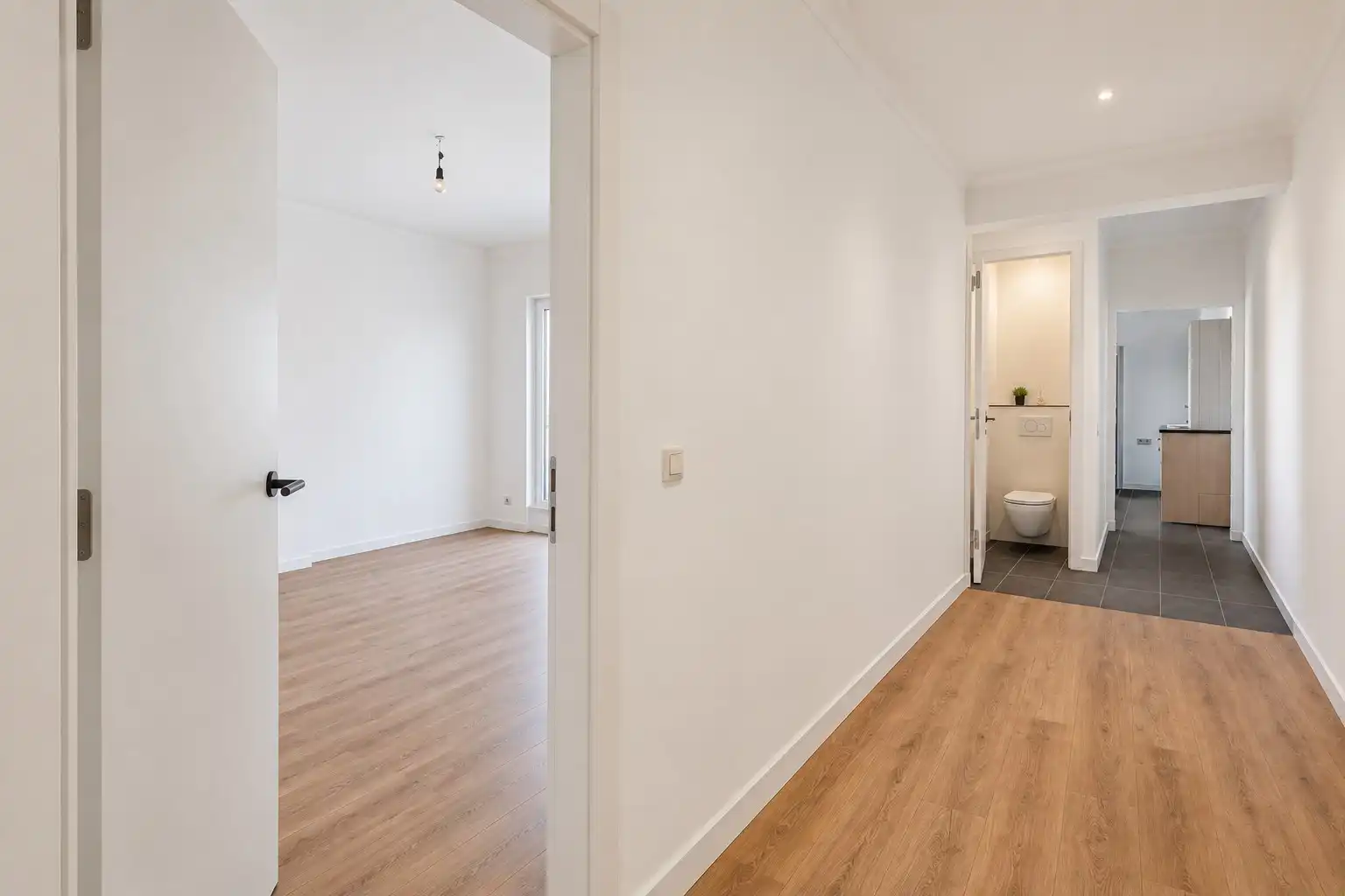 Gerenoveerd appartement met 2 slaapkamers! foto 9