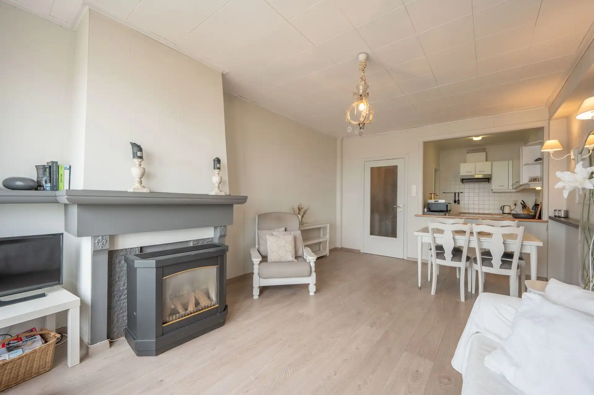 Instapklaar gemeubeld appartement op de Zeedijk van Blankenberge foto 3