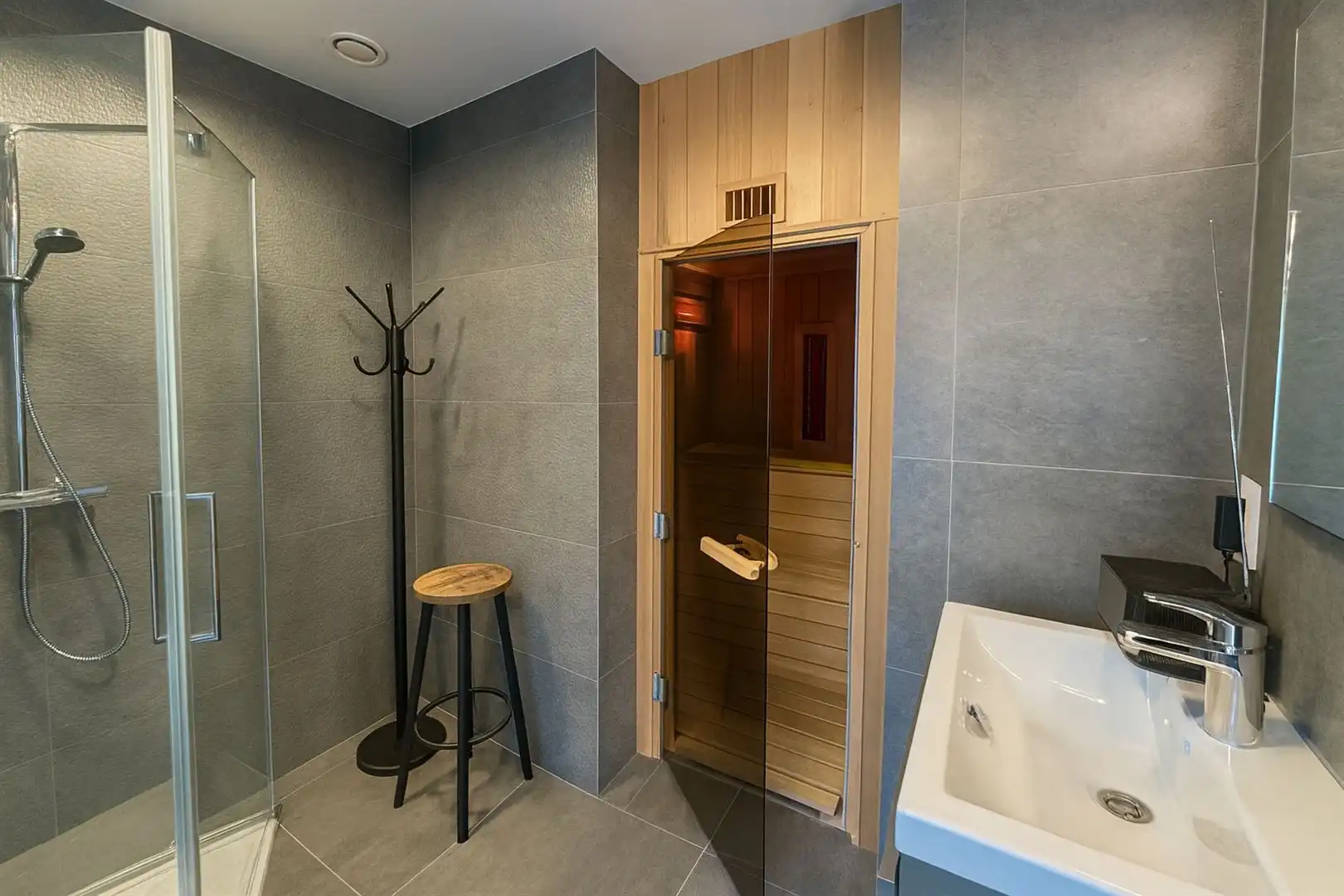 Uniek kantoorgebouw met duplex appartement te koop foto 12