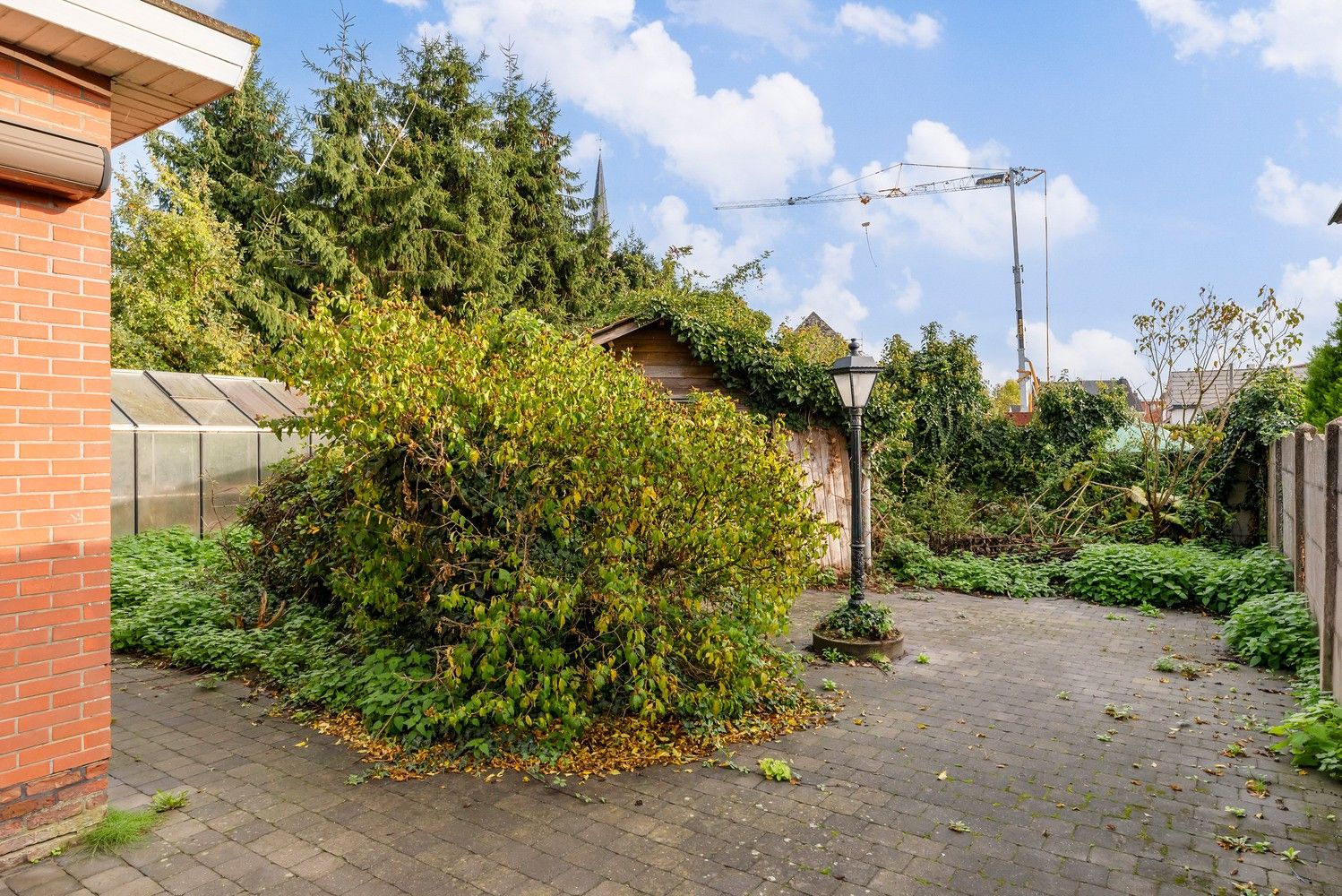 Halfopen bebouwing met garage in doodlopende straat foto 20