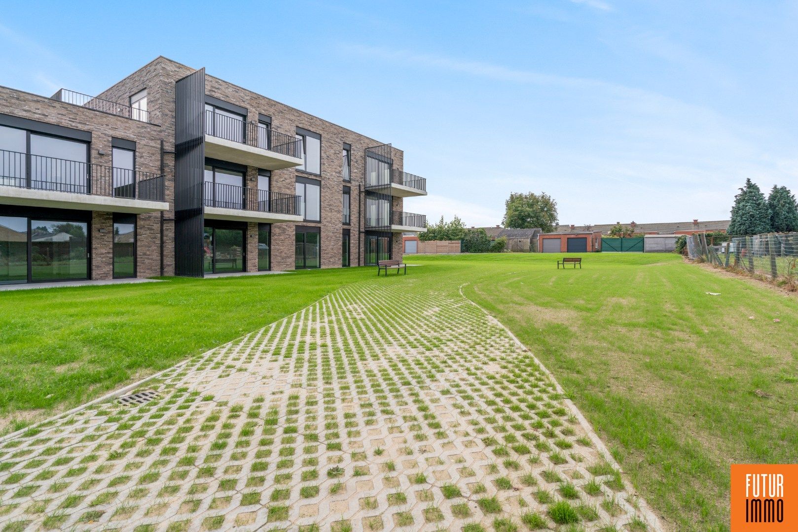 Lichtrijk 2-slpk appartement met ruim terras foto 2