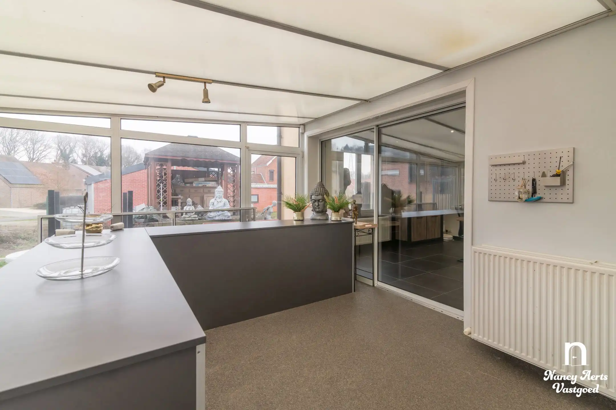 Veelzijdige woning met royale ruimtes en zwembad foto 9