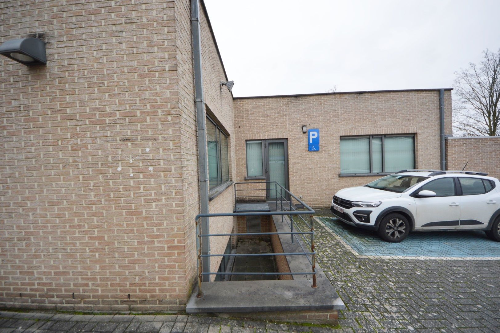 INSTAPKLAAR KANTOOR 422 M2 MET 12 PARKINGS foto 28