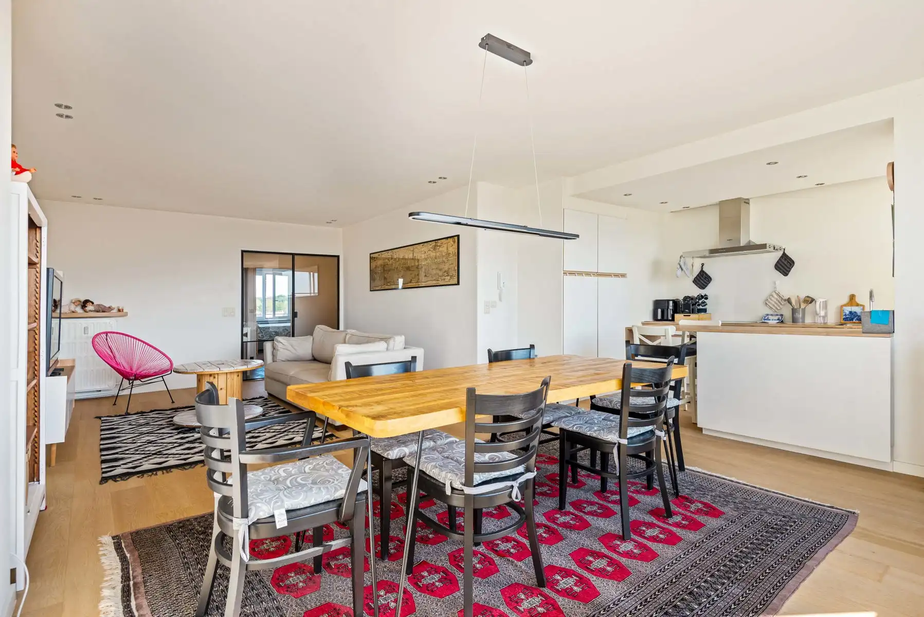 Een gerenoveerd appartement met uitzicht! foto 3