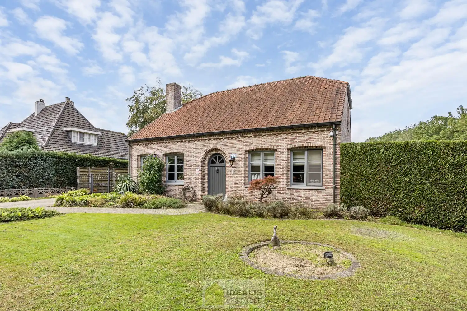 IDEALIS VASTGOED – INSTAPKLARE EENGEZINSWONING MET 4 SLAAPKAMERS EN EEN BEWOONBARE OPPERVLAKTE VAN +- 195M² OP EEN PERCEEL VAN +- 9A 20CA IN KLEINE-BROGEL (PEER). De woning is gelegen vlak bij de dorpskern van het gezellige kleine-Brogel en op enkele minuten verwijderd van de centra van Peer, Kaulille, Bocholt en Pelt. Ideaal voor zij die op zoek zijn naar een ruime instapklare woning met 4 slaapkamers!! foto 2