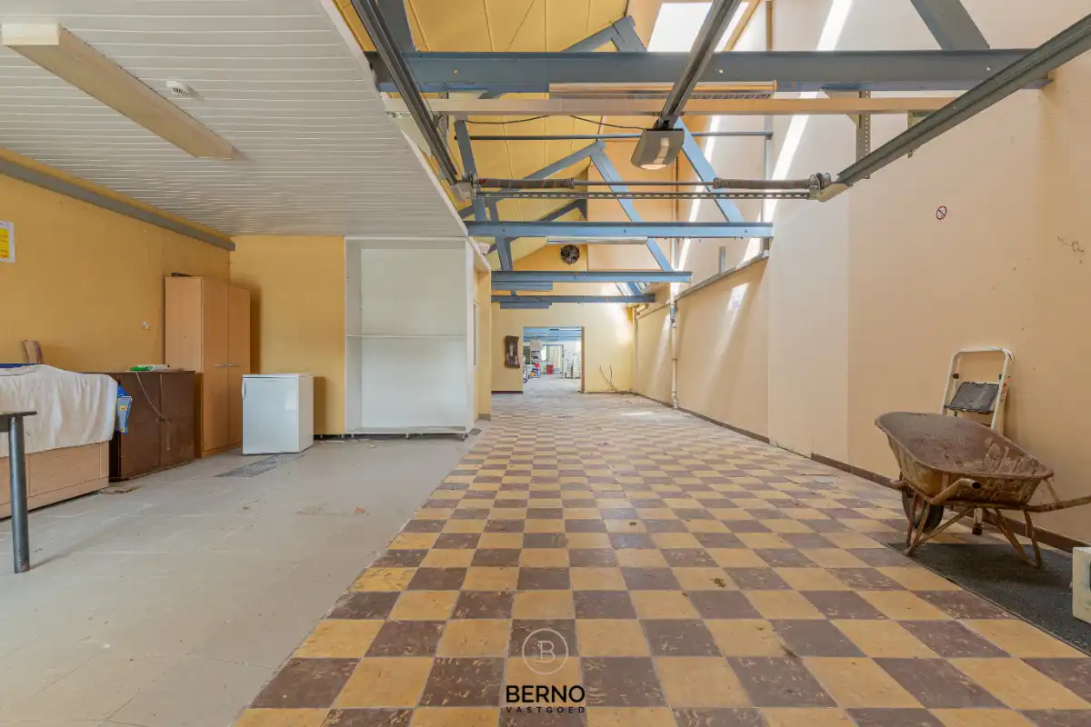 Multifunctionele eigendom met woning en magazijn (300 m²) op 14 are foto 16