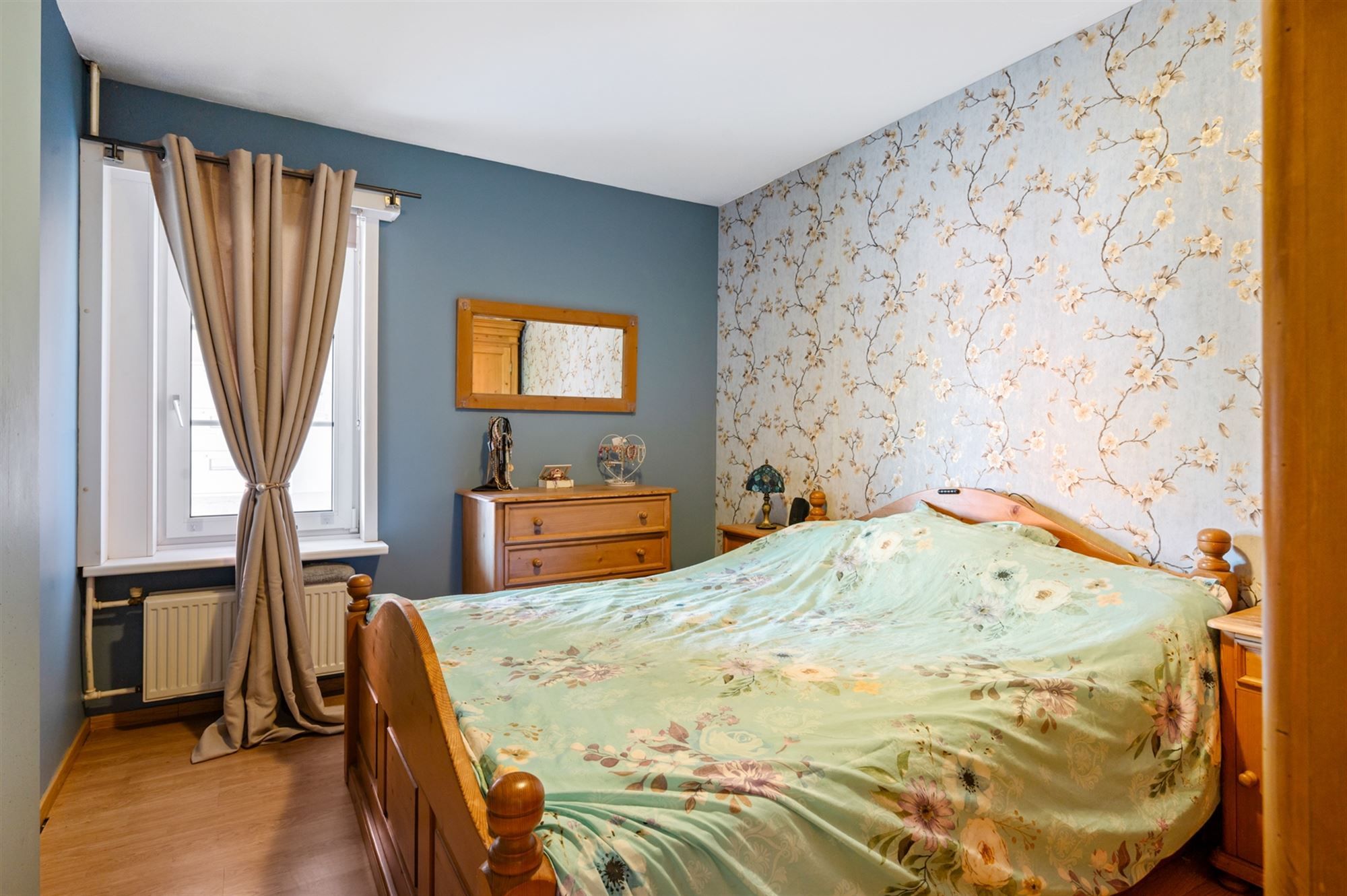 Ruim 2 slaapkamer appartement met 2 overdekte staanplaatsen en grote tuin foto 11