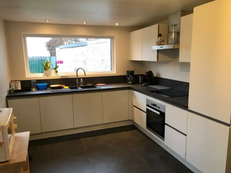 Volledig gerenoveerde woning met 3 slaapkamers en ruime privé-tuin. foto {{pictureIndex}}