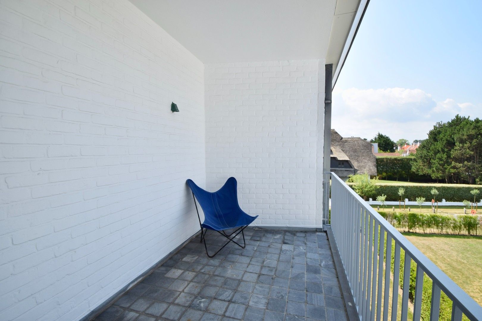 Volledig gerenoveerd hoekappartement in een standingvolle villaresidentie gelegen in het Zoute. foto 12