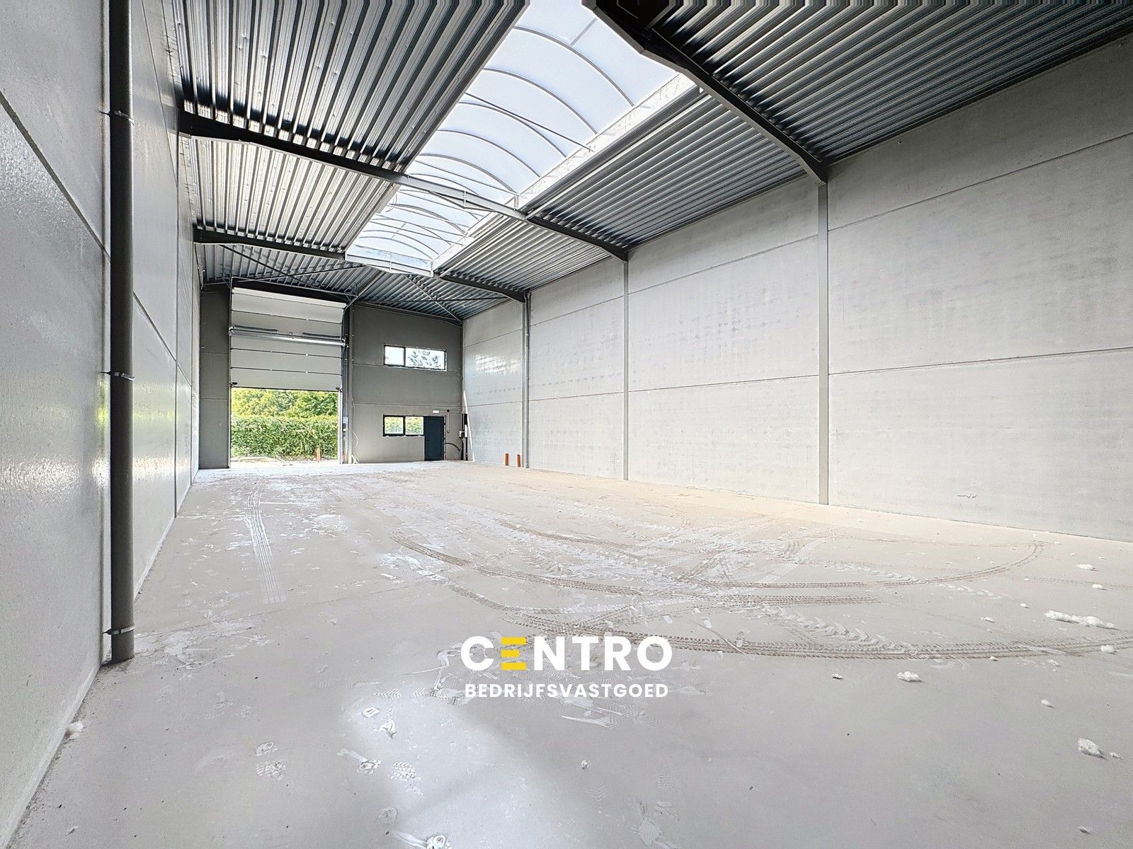NIEUWBOUW KMO -Unit (270m2) te Eeklo vlakbij de N9! foto {{pictureIndex}}
