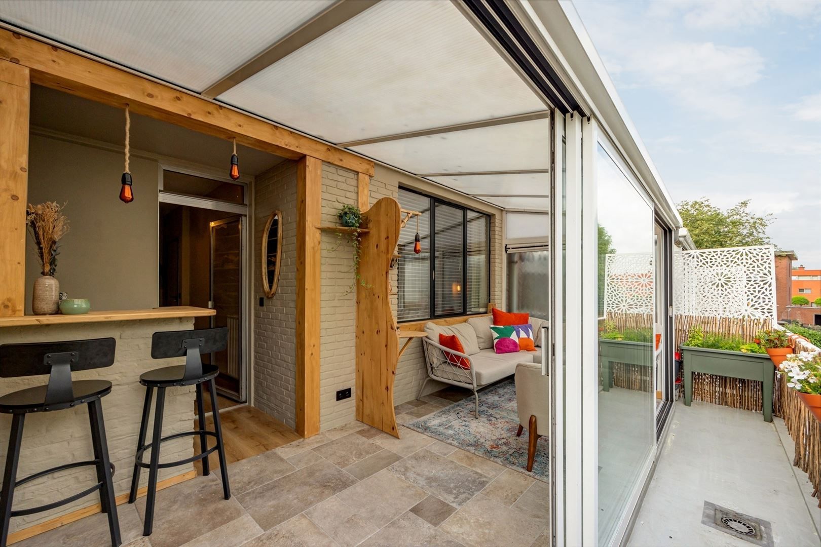Gerenoveerd appartement (2024) met veranda foto 14