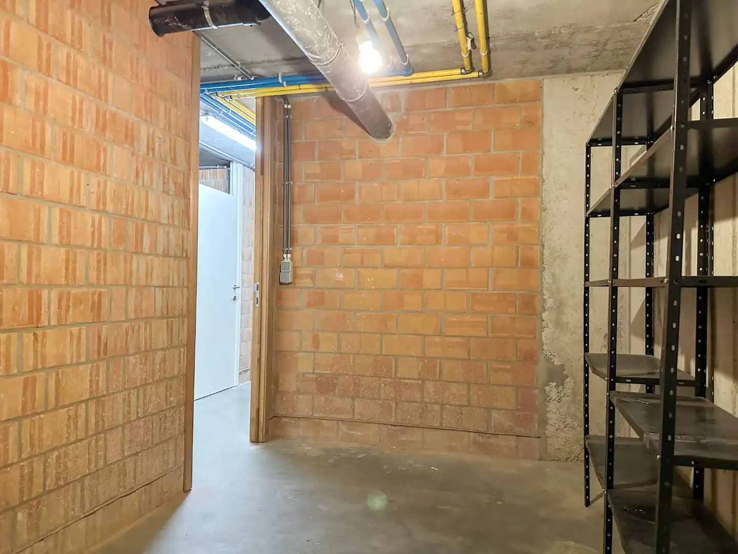 Lichtrijk gelijkvloers appartement met 2 slpk, garage en autostandplaats foto 33