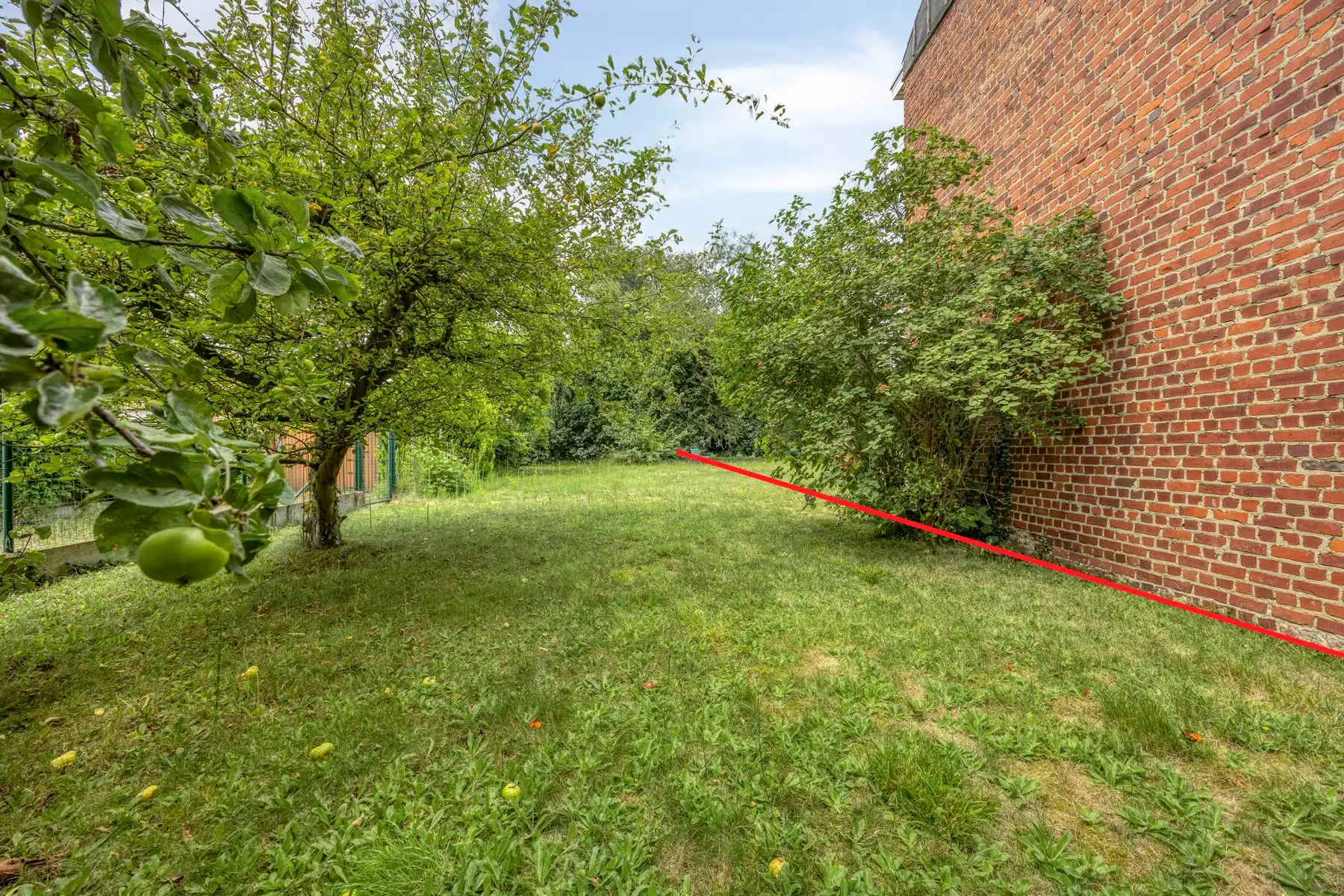 Goedgelegen bouwgrond voor driegevel woning foto {{pictureIndex}}