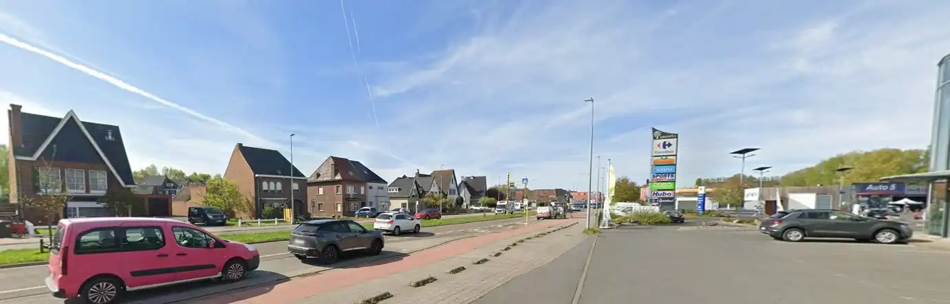 BAANWINKEL MET PARKING NABIJ MEDI MARKET, CARREFOUR, KRËFEL, ... foto 2