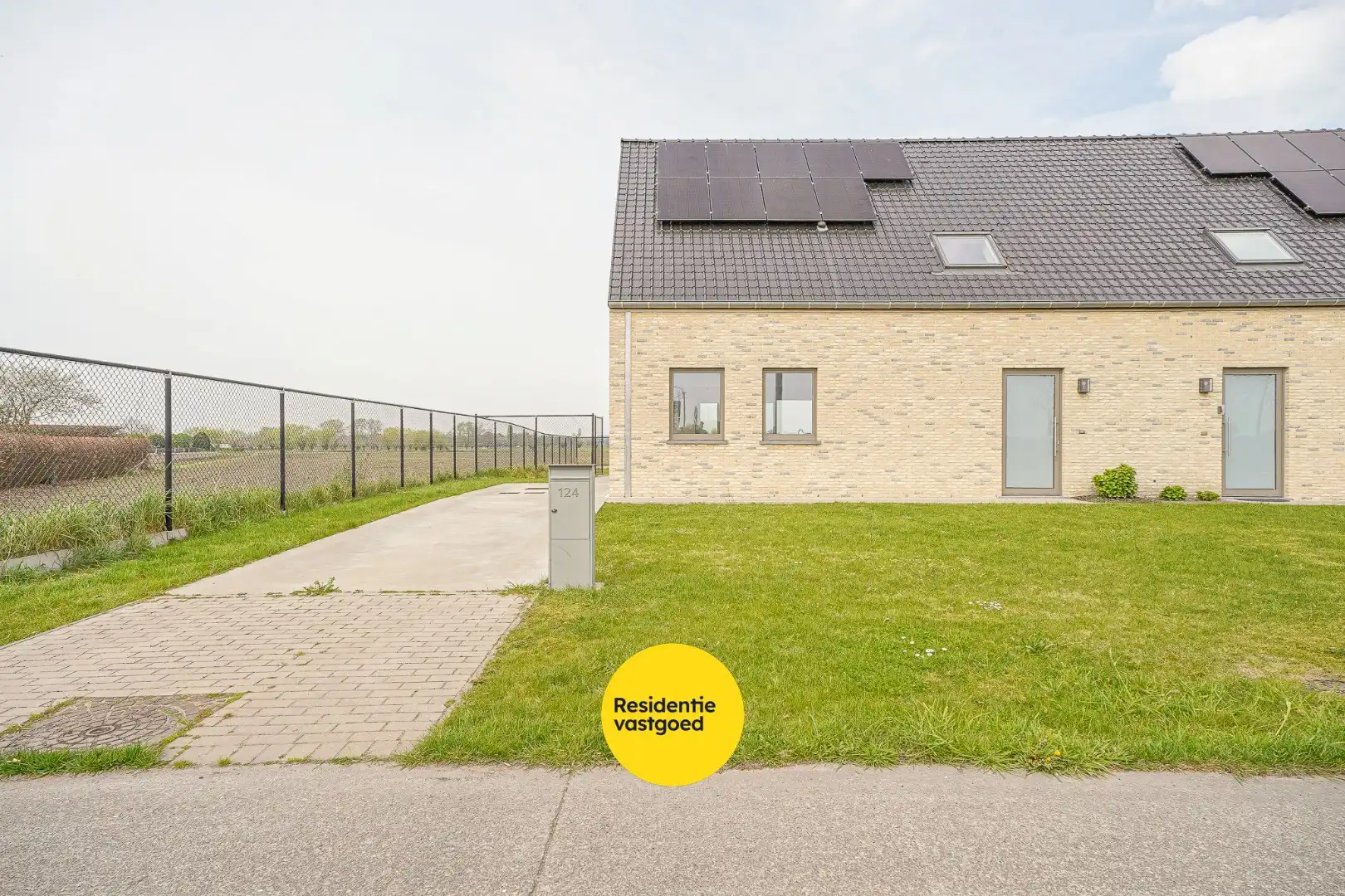 Halfopen woning met 3 slaapkamers te huur in Aartrijke foto {{pictureIndex}}