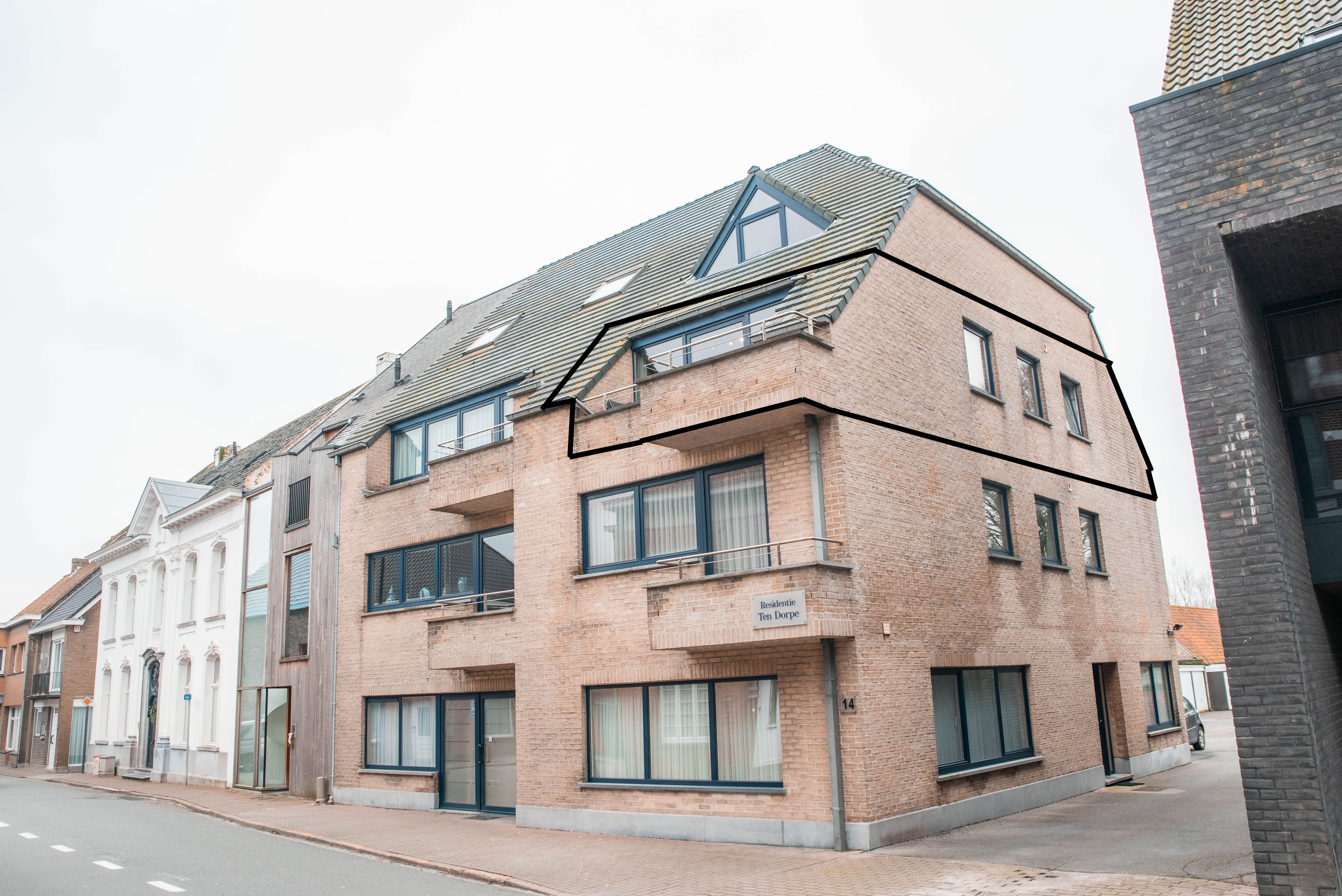 Appartement met garagebox, autostaanplaats in het centrum van Knesselare foto {{pictureIndex}}
