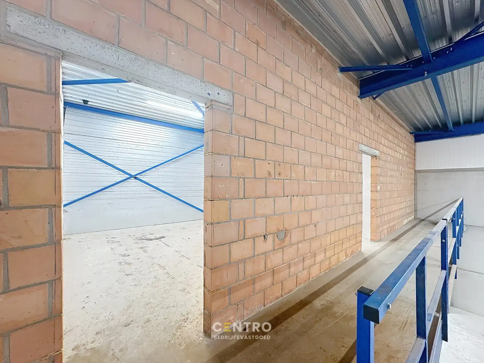 NB KMO-UNIT (238.65m²) met mezzanine (74.37m²) te koop met 2 private parkeerplaatsen voor de deur, elektrische sectionaalpoort en sanitair blok op industriezone "Herdersbrug" te 8000 Brugge foto 9