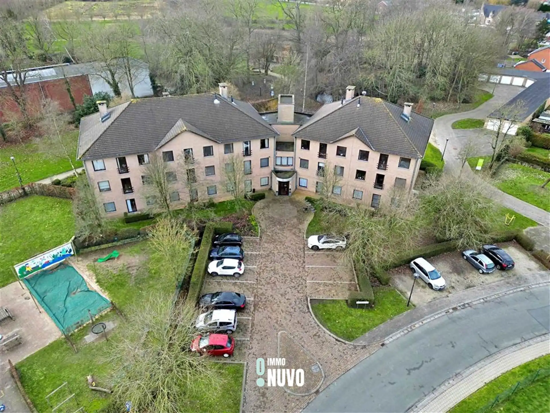 Gemengd gebouw foto {{pictureIndex}}