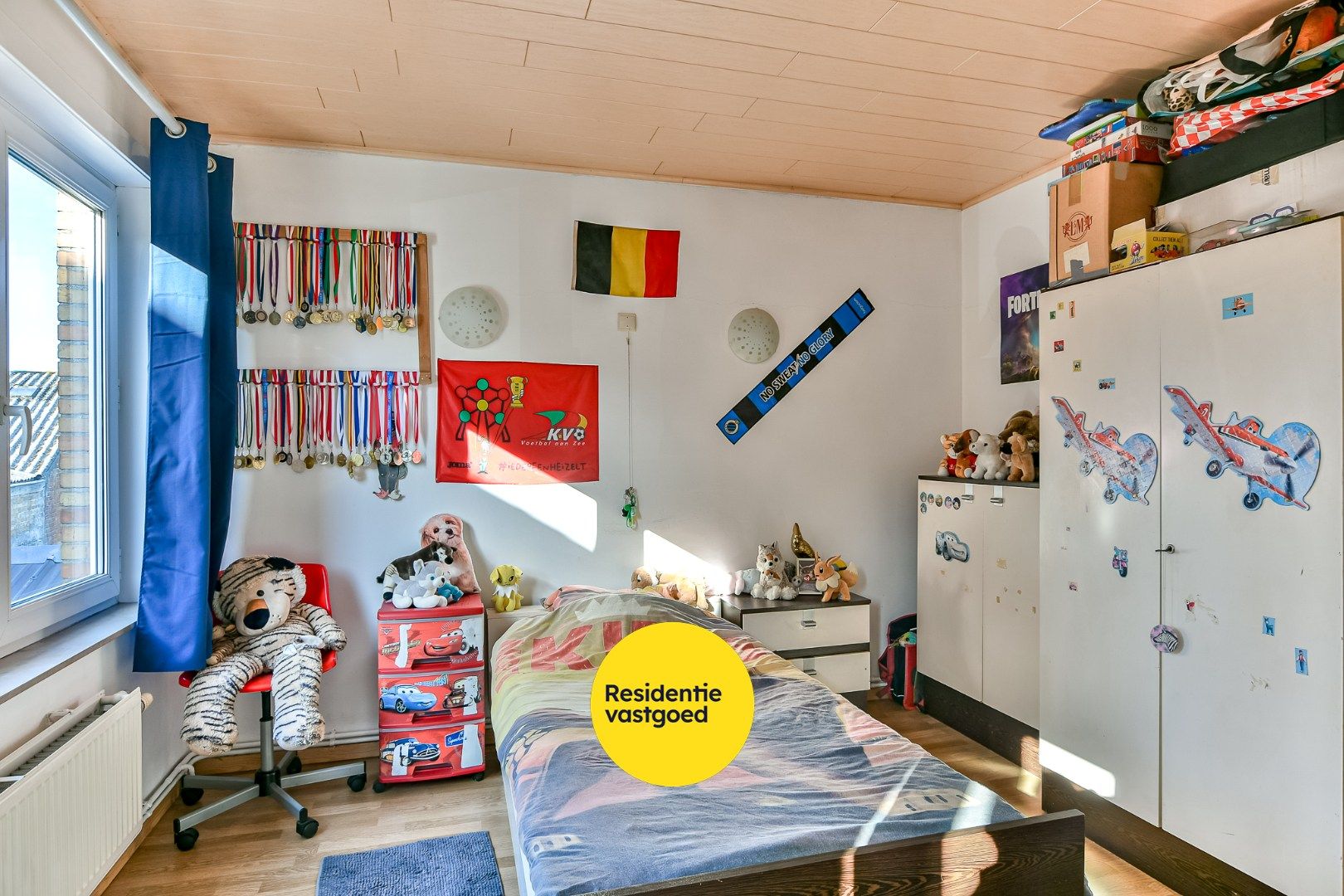 Halfopen woning met drie slaapkamers, tuin en garage foto 11