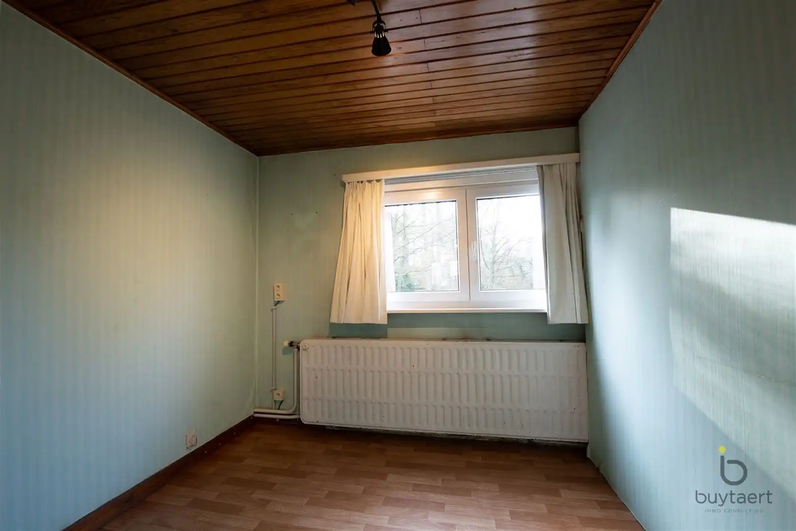 Veel renovatiepotentieel in ruime rustig gelegen familiewoning midden in het groen! foto 34