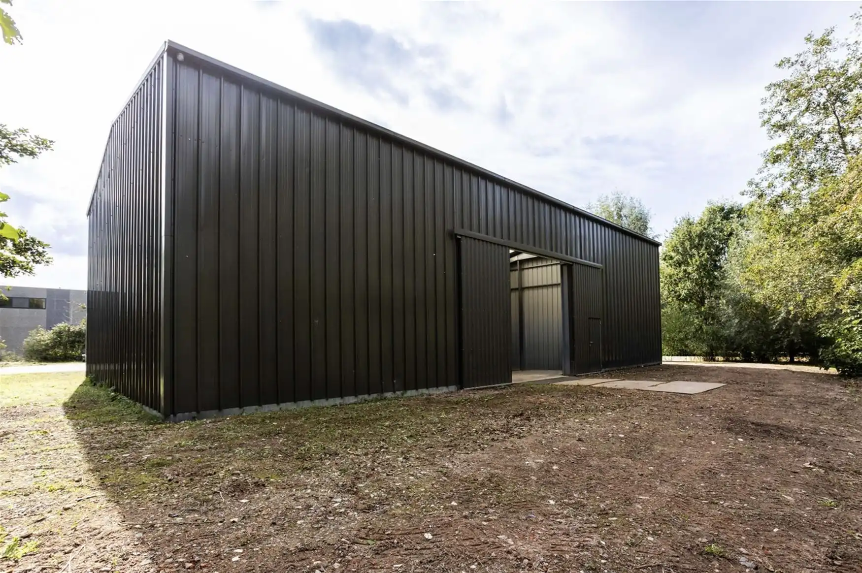 Loods van 240 m² in een groene oase van 5.236 m² foto 2