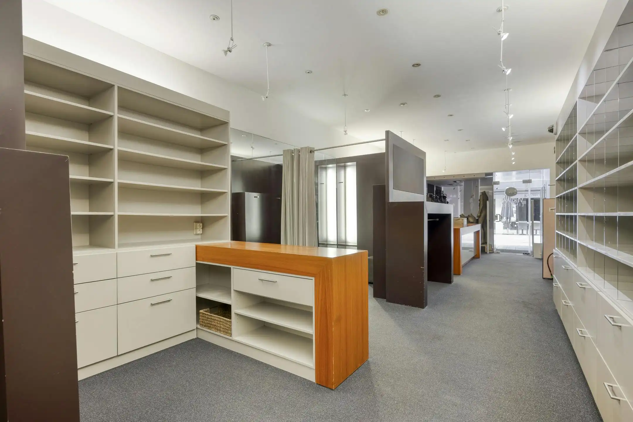 Stijlvolle stadswoning met handelspand te koop in hartje Maaseik foto 11