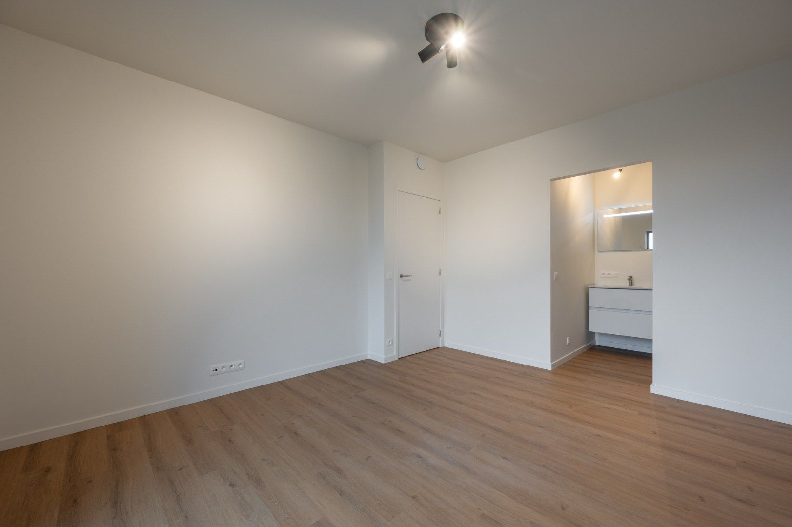 Ruim en lichtrijk appartement met open zicht en zonnig terras, in het centrum van Heist en op enkele passen van de zee foto 7