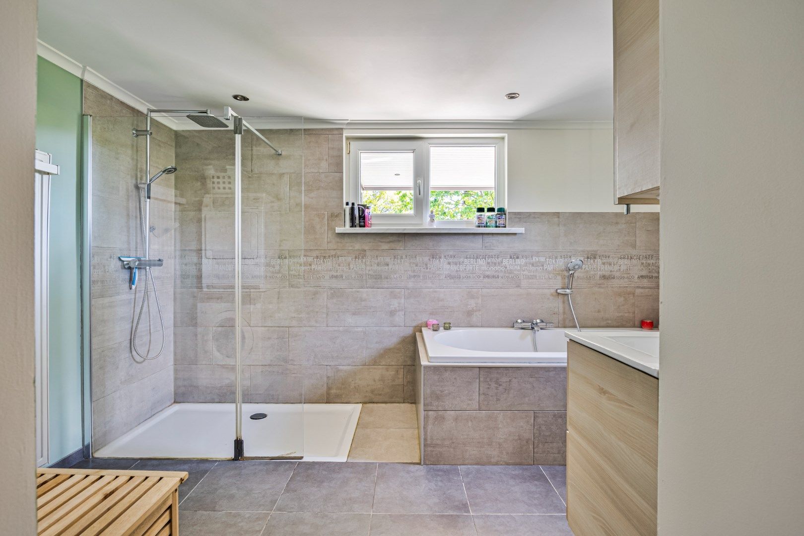 Instapklare woning met 3 SLPKS en zon georiënteerde tuin !  foto 12