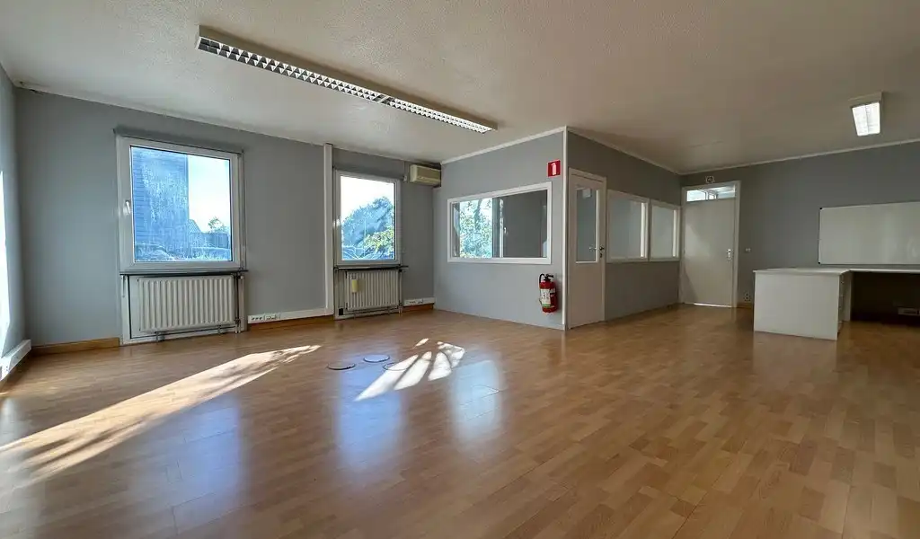 Alleenstaand kantoor te huur langs R4 te Wondelgem foto 2