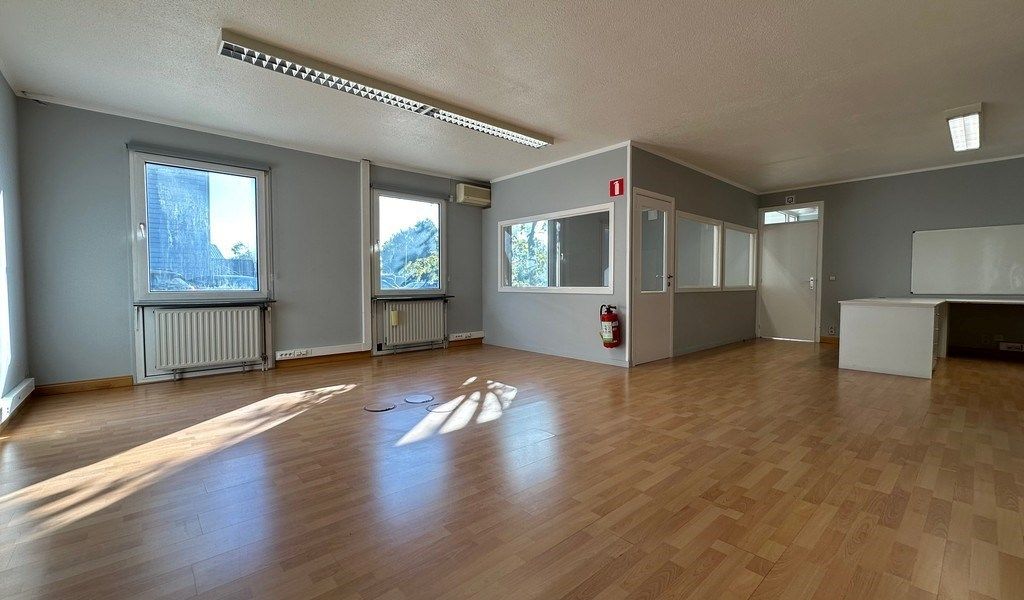 Alleenstaand kantoor te huur langs R4 te Wondelgem foto 2