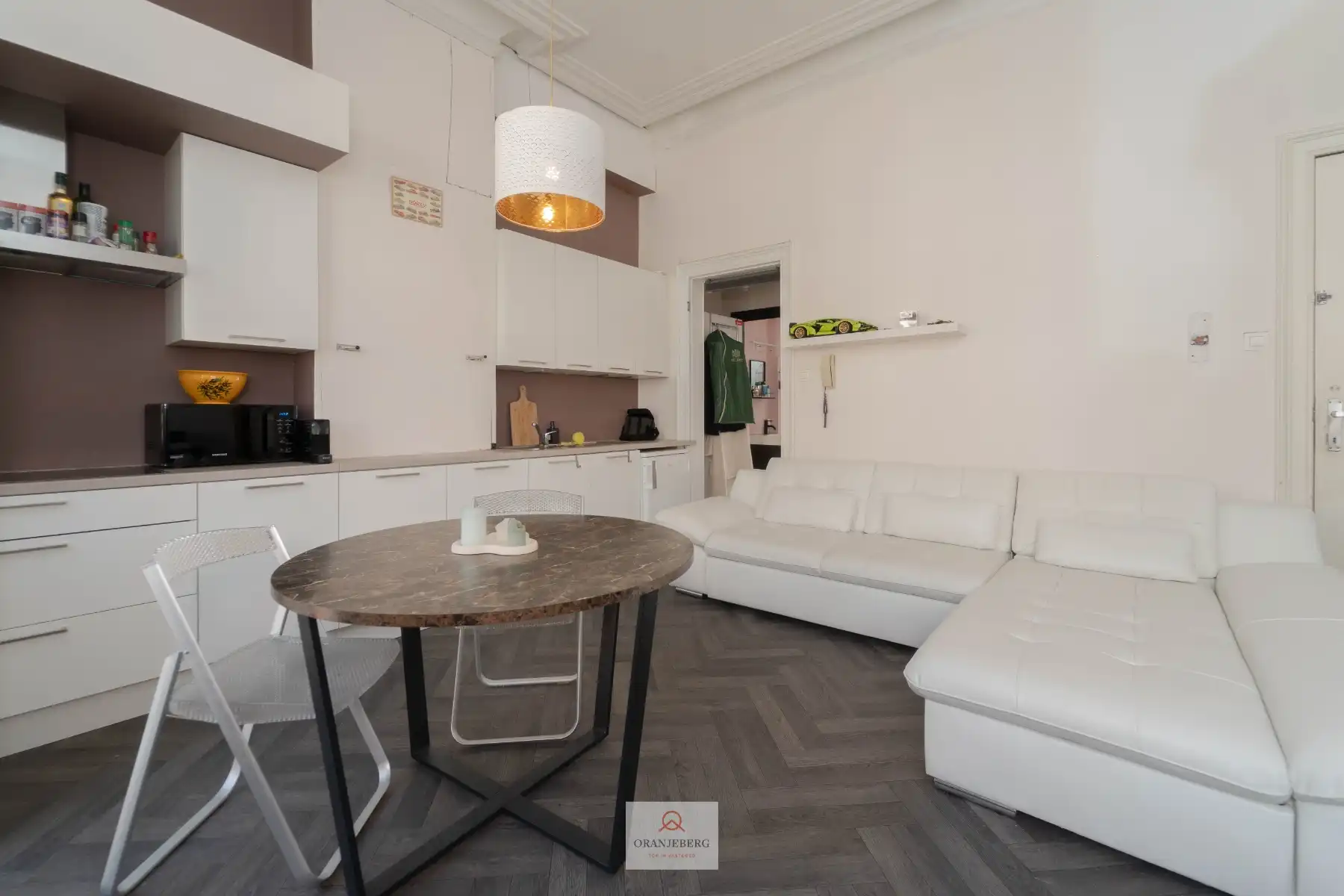 Charmant appartement in hartje stad met balkon foto 5