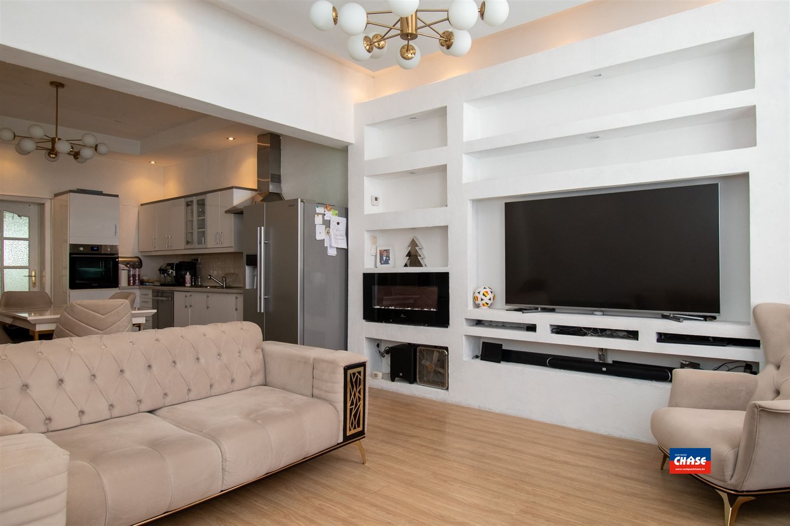 Ruime woning op toplocatie met 4 slaapkamers, 3 keukens en 3 badkamers foto {{pictureIndex}}