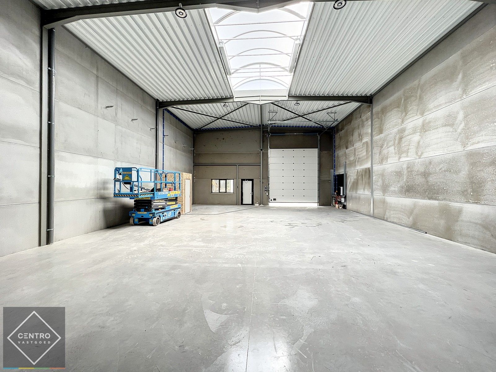 NB MAGAZIJN (220m2), voorzien van elektrische sectionaalpoort, deur, raam (voor kantoor) en 2 private parkeerplaatsen op industriezone te Waregem. foto 6