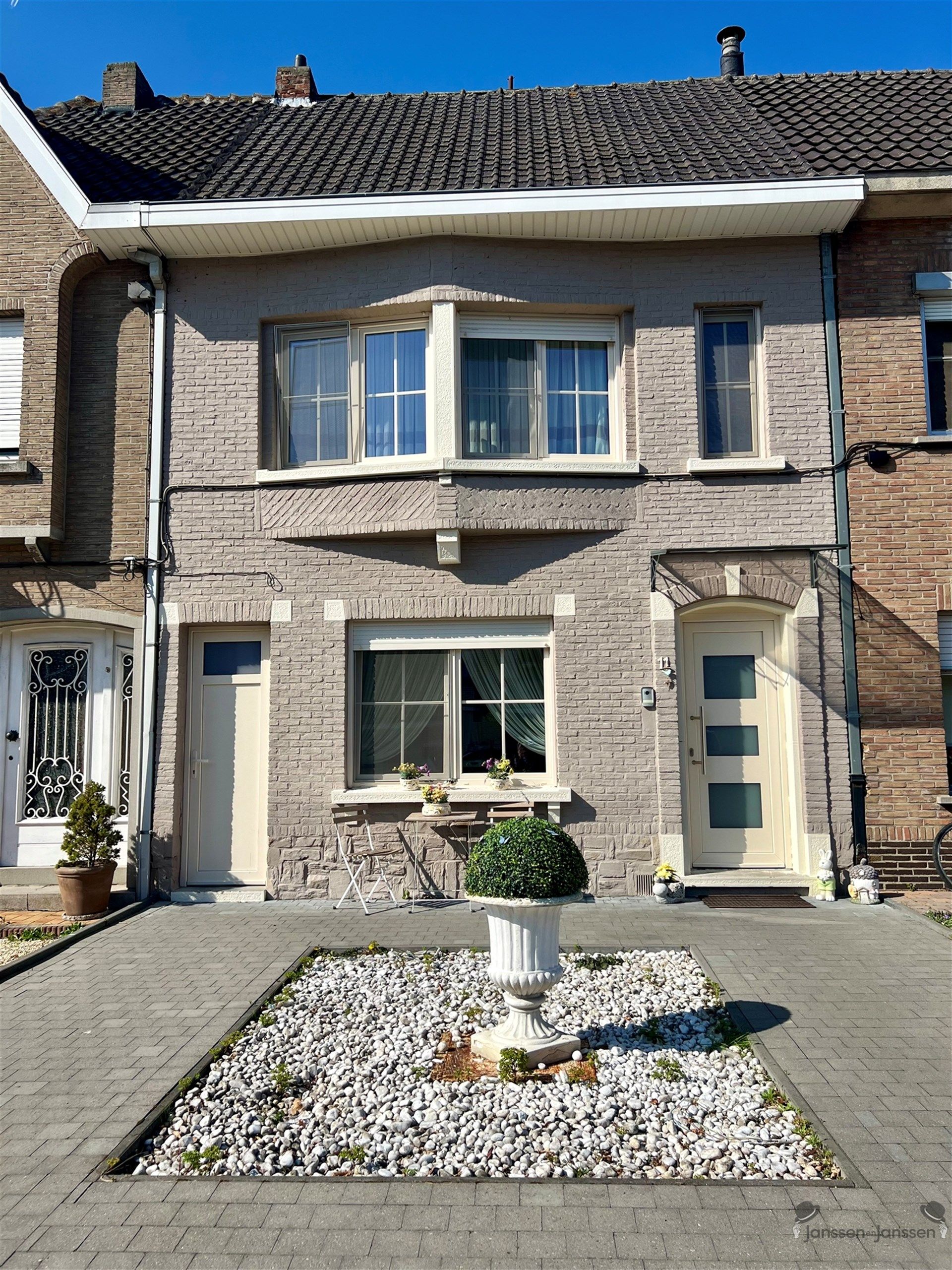 Gerenoveerde rijwoning met 3 slaapkamers & tuin foto 24
