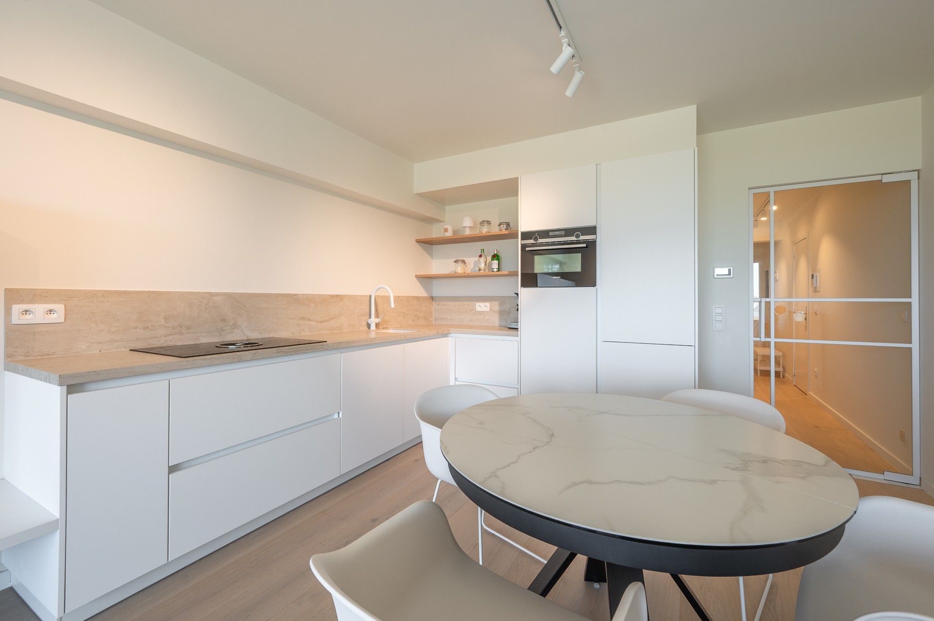 Gemeubeld: gerenoveerd appartement met prachtig zicht op de Baai van Heist! foto 4