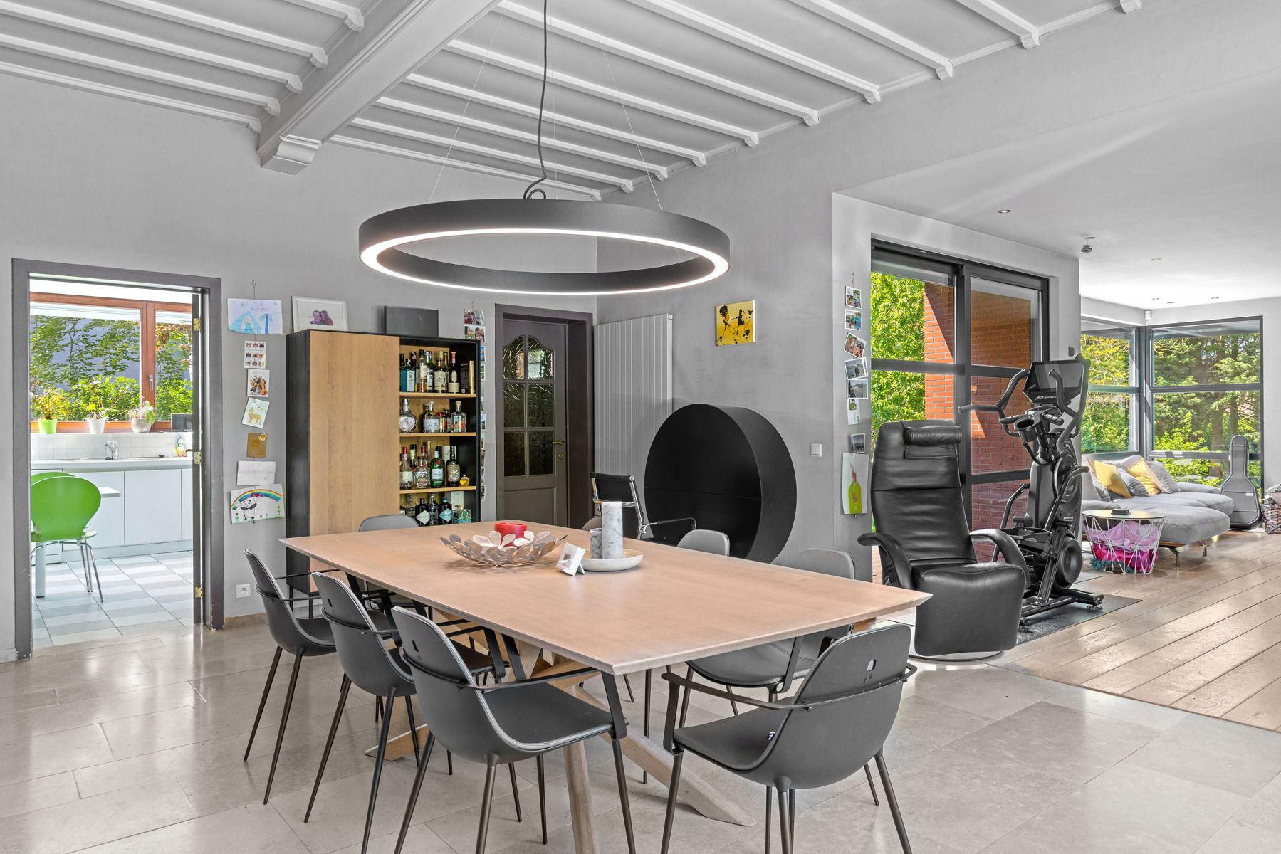 Zeer ruime, ideaal gelegen woning met praktijkruimte. foto 2